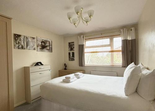 Spacious House Near Cambridge - Free Parking and Garden