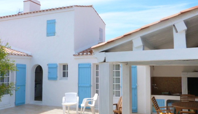 Spacious house near the beach for 12 people in Barbâtre