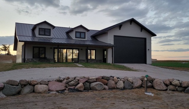 Spacious house near a lake with great fishing and boating🏖🚤