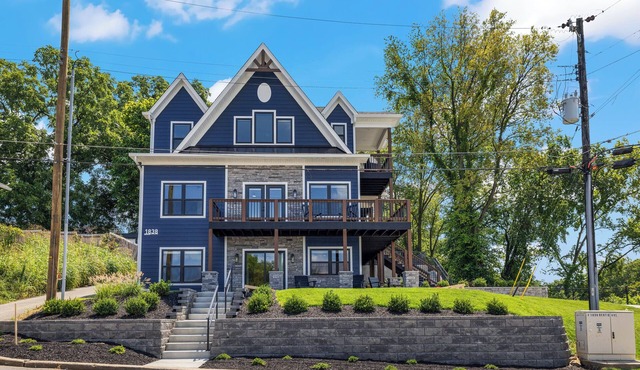 Spacious house next to Mellwood Arts Center; Amazing downtown views! HOT TUB!