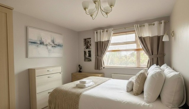 Spacious House nr Cambridge with Parking & Garden