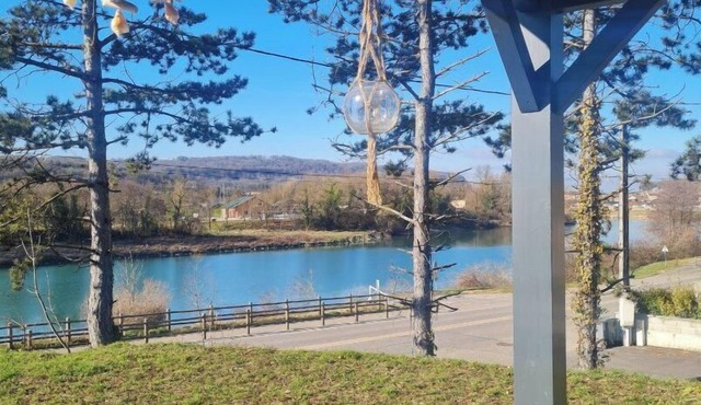 Spacious house on the banks of the Rhône opposite the greenhouse island and via Rhôna