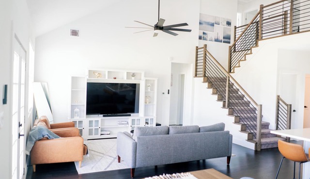 Spacious house on large lot with Gameroom in Garage near COTA