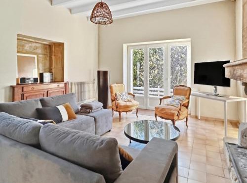 Spacious house, pool, garden, private parking