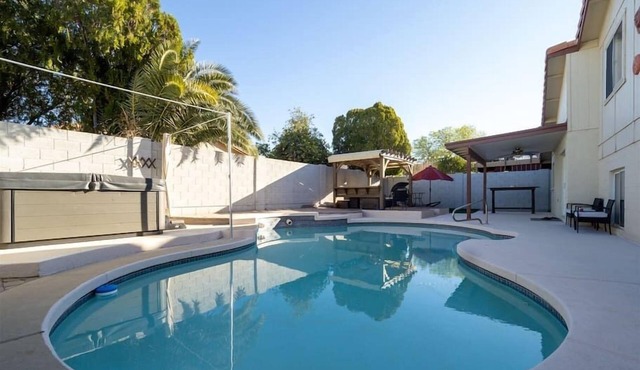 Spacious house, pool heater, hot tub, billiards