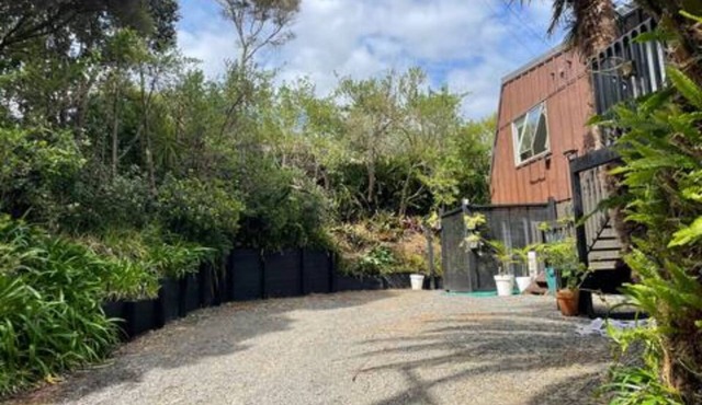 Spacious house, Sea & bush View, 2 mins to Bay, Large Deck.