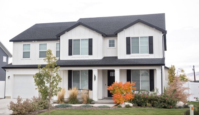 Spacious house, sleeps 11, in beautiful American Fork with fireplace, and arcade