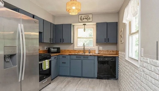 Spacious house sleeps 12 in Des Moines, pet & family friendly