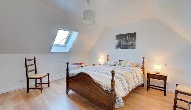 Spacious house - sleeps 6 - ideal location - close to freeway