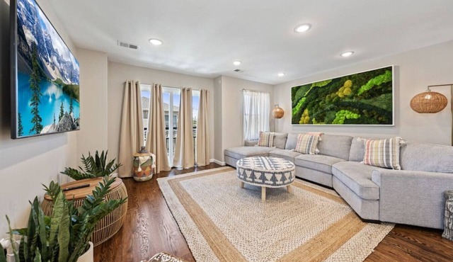 (Spacious House – Sleeps up to 8+ guests | Near Airport & City)