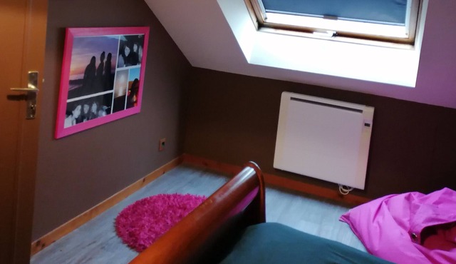 Spacious house swimming pool near public transport and shops