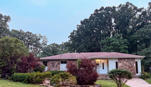 Spacious House that is centrally-located in the heart of Sherwood!
