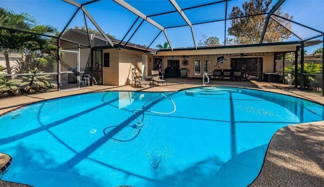 Spacious House w/Heated Pool and Game Machine - minutes from the Beach