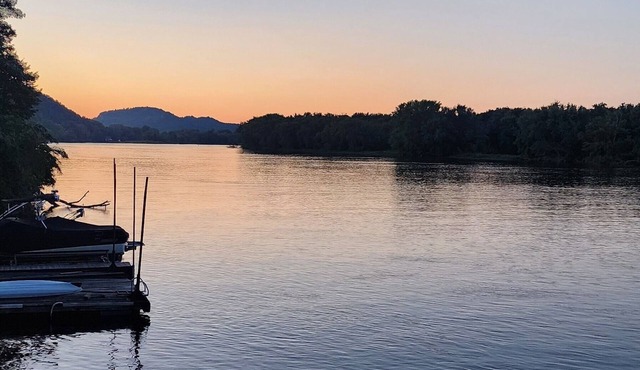 Spacious house w/hot tub & river view