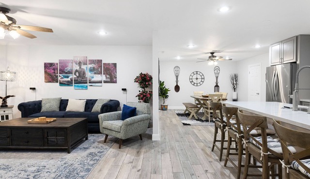 Spacious house w/hot tub/Lawn/Fire pit - mins to old town/ASU. Pet Friendly!