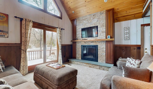 Spacious house w/hot tub, sauna, woodstove, gas fireplace, wet bar, AC, w/d