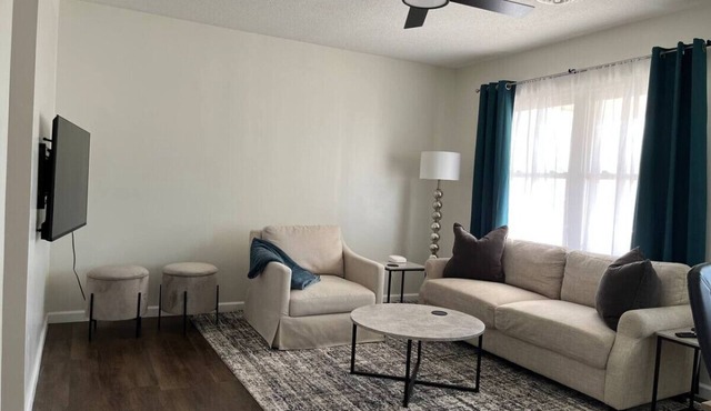 Spacious House w Patio Fenced Yard 10 min to PU