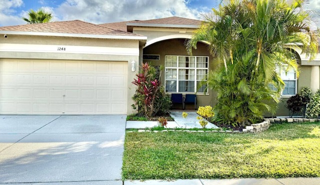 Spacious House w/Pool & Hot Tub near Tampa