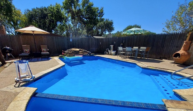 Spacious house w/Private beautiful blue pool and cozy Fireplace