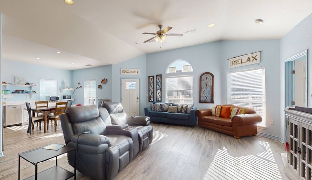 Spacious house with full kitchen, TVs, WIFI, balcony, near the beach