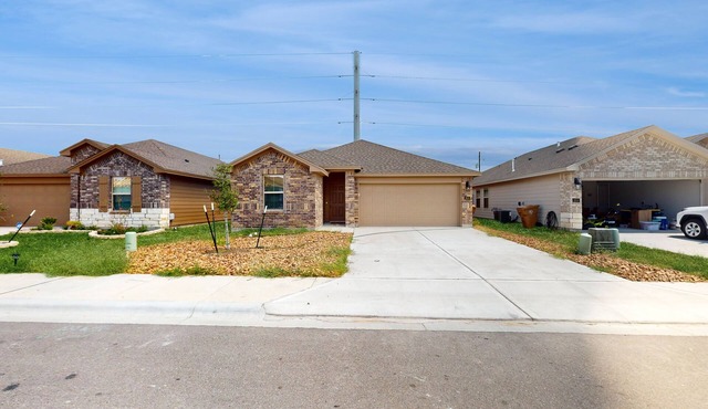 Spacious house with enclosed yard, AC & near local attractions