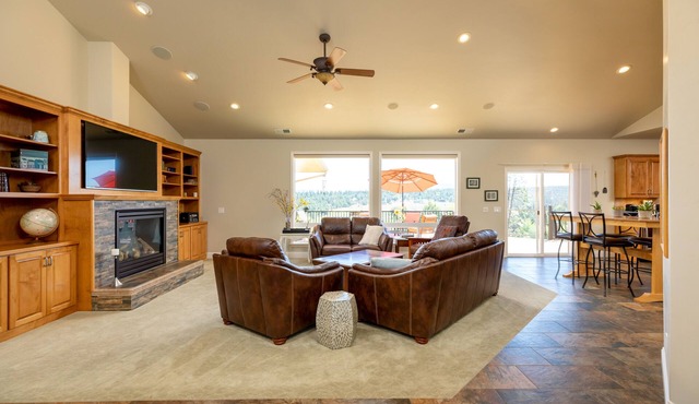 Spacious house with stunning views @ Running Y