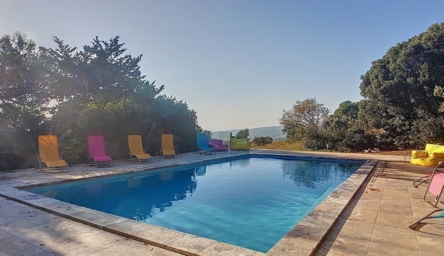 Spacious house with pool in Castellet