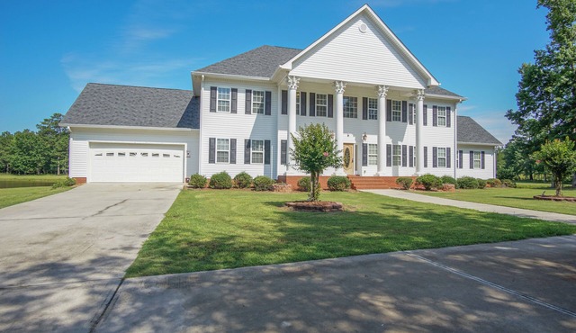 Spacious House with Pool nestled in the Lake Country area!