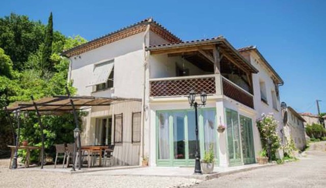 Spacious house with 3 bedrooms and their own bathroom and toilet.