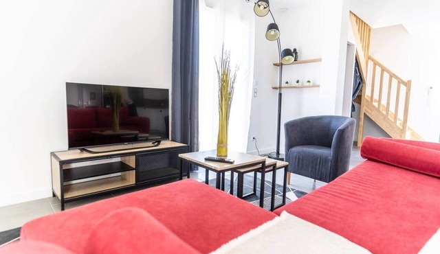 Spacious house with air conditioning, garden and parking.