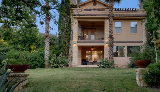 Spacious house with beautiful Lake Travis views!