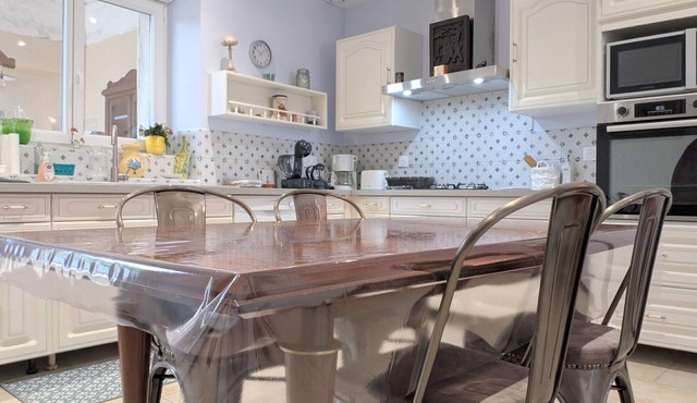 Spacious house with covered terrace and parking in natural area