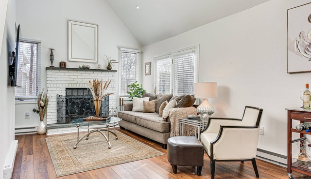 Spacious house with deck, shared tennis and basketball courts - pool