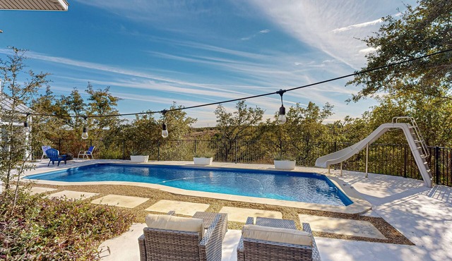 Spacious house with full kitchen, private pool, big patio, fire pit and casita