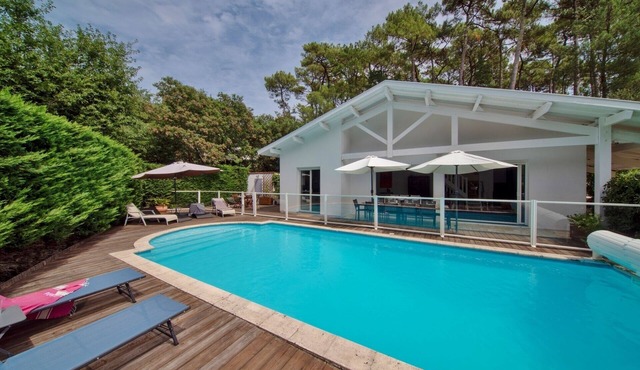 Spacious house with luxury comfort quality services. Heated pool 4-star rated