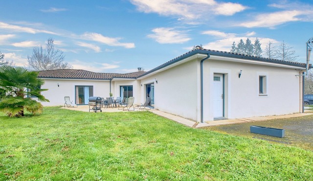 Spacious House with Garden & Terrace – Perfect for Families & Friends