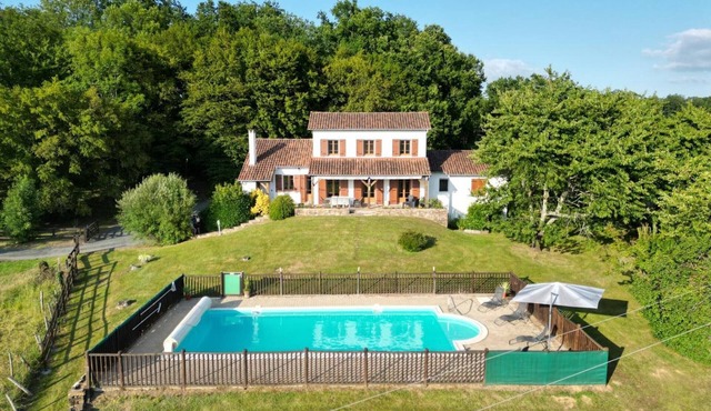 Spacious house with private pool, wifi and parking in Lanouaille