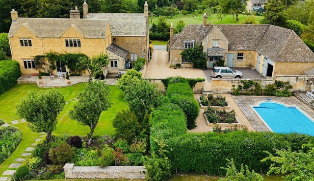 Spacious House with heated pool and gym sleeping up to 14