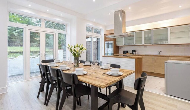 Spacious House with parking, near Heaton Park