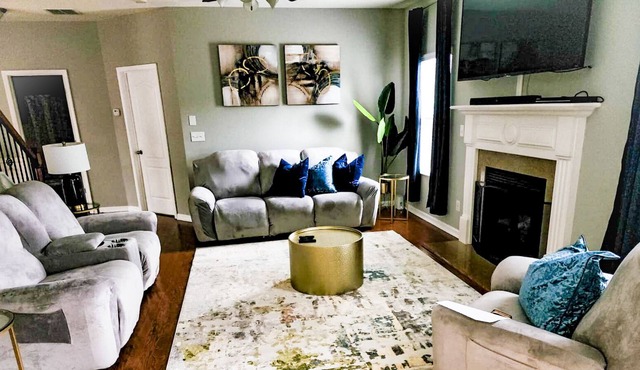 Spacious House with Huge Private Yard. Resort Style Community Pool