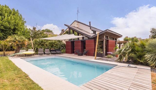 Spacious house with heated pool, pets allowed