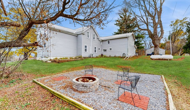 Spacious house with hot tub, gas fireplace, firepit - dog friendly