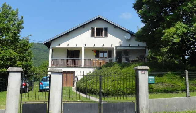 Spacious house with large fenced garden