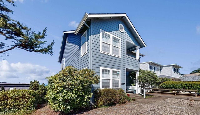 Spacious House with Ocean Views and Three Decks Close to Town and Walk to Beach