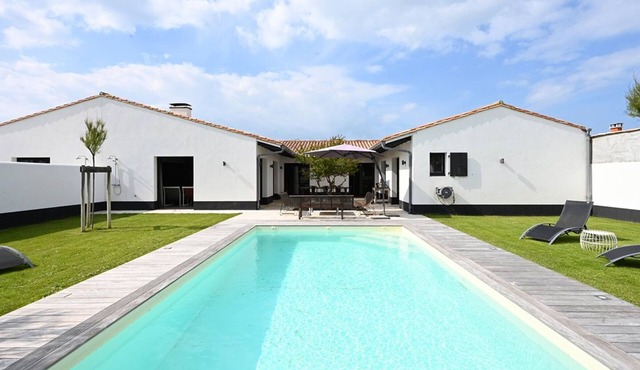 Spacious house with parking near the sea