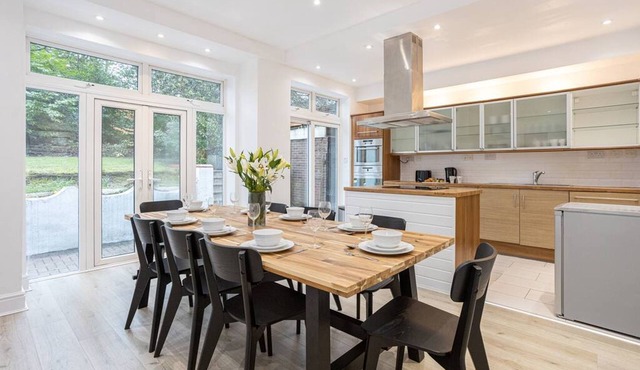 Spacious House With Parking Near Heaton Park