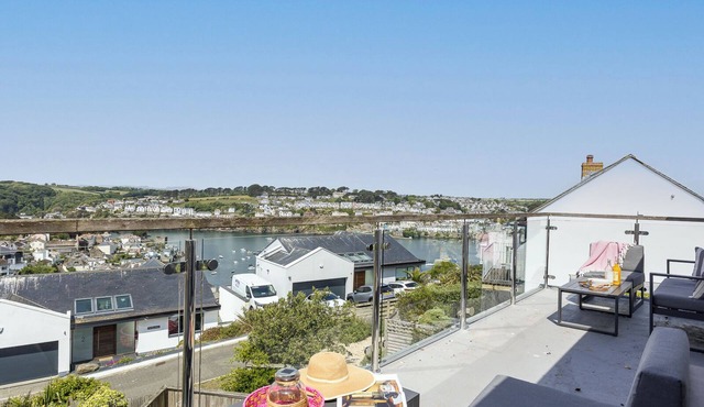 Spacious house with panoramic estuary views