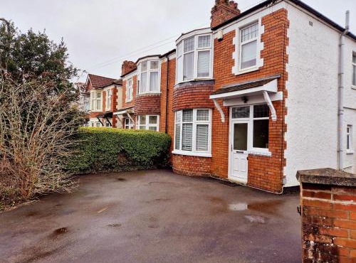 Spacious house with parking in excellent location