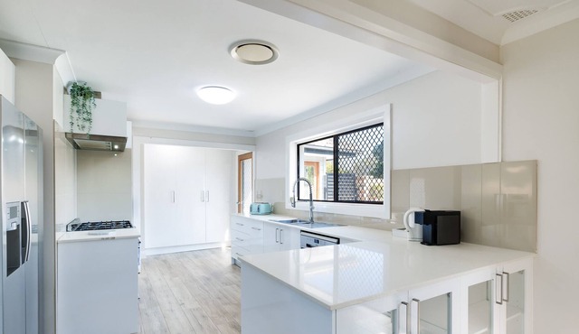 Spacious House with Pool - 5 min walk to Lake