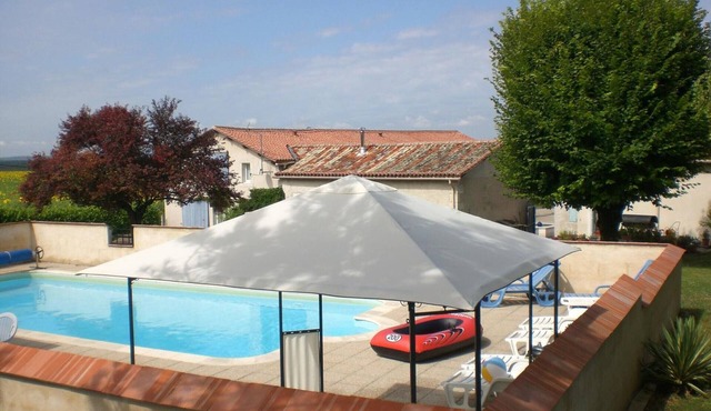 Spacious house with pool and WiFi in Charente